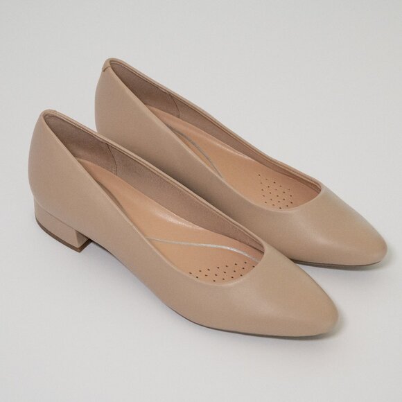 Easy Spirit Caldise Leather Low Heel Dress Shoes in Lite Latte Tan - Picture 3 of 16
